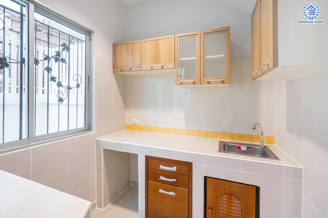 บ้านมือสองตกแต่งใหม่ ม.บ้านกลางเมืองสวิสทาวน์ เกษตร-นวมินทร์ แบรนด์ AP เนื้อที่ 20 ตร.ว. ฟังก์ชัน 3 ห้องนอน 3 ห้องน้ำ 2 ที่จอดรถ ชีวิตแสนสงบ สภาพแวดล้อมเยี่ยม เชื่อมต่อ ถ.พหลโยธิน, ถ.เกษตร-นวมินทร์ ใกล้ ม.เกษตร และรถไฟฟ้าสายสีเขียว "สถานีมหาวิทยาลัยเกษตรศาสตร์"...